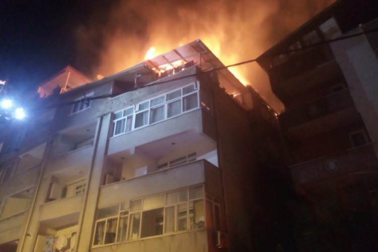 4 katlı binanın çatı katı alev alev yandı