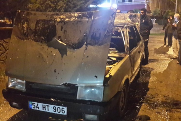 Seyir halinde alev alan otomobil yandı