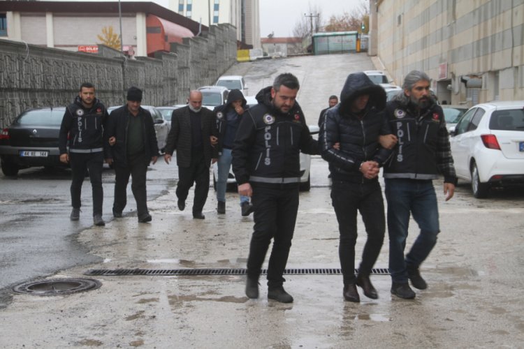 Kamyonet kabininde 18 kilo 600 gram esrar ele geçirildi