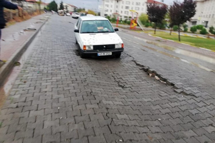 Sağanak yağmurdan yol çöktü