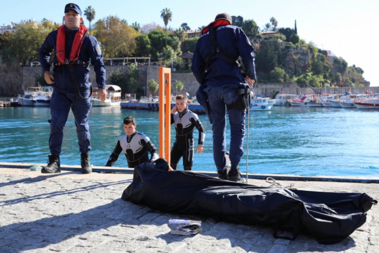 Köpeğini emanet edip, 40 metreden ölüme atladı