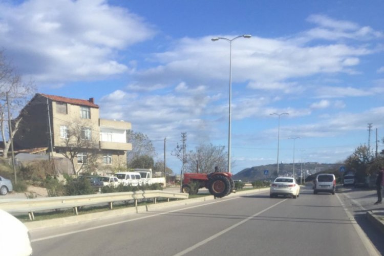 Traktör sürücüsünden tehlikeli dönüş