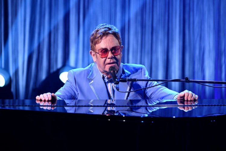 Elton John: Sahneye bez bağlayarak çıktım