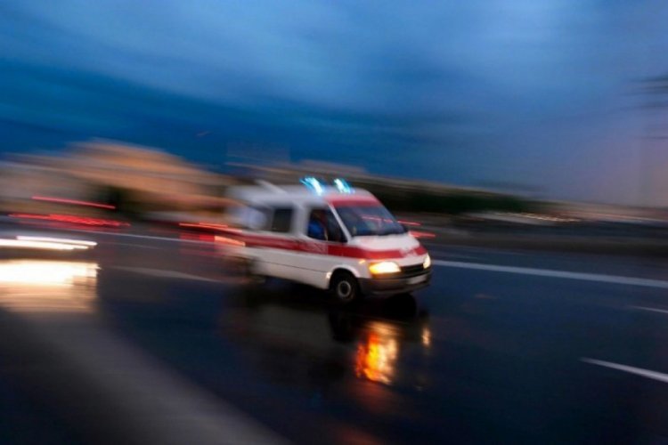 Yola savrulan motosiklet sürücüsü yaralandı