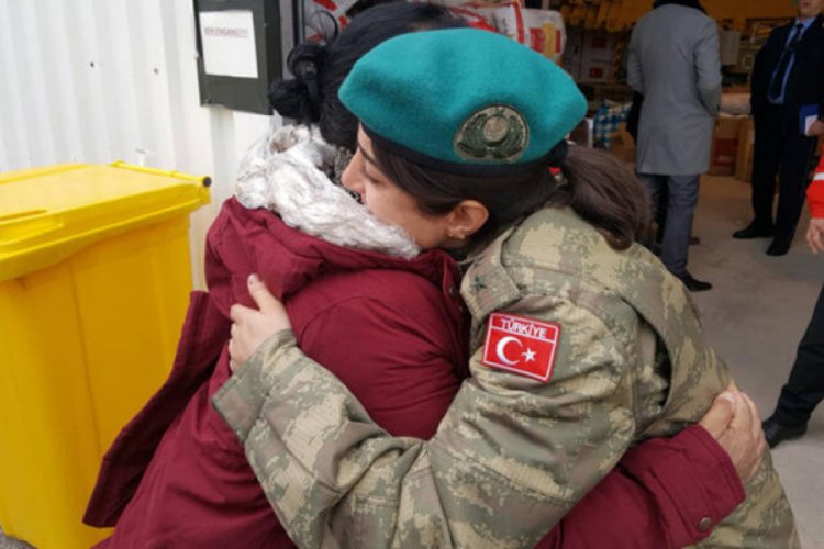 Depremzede kadın, yardım dağıtan kadın Türk subayına sarılıp ağladı