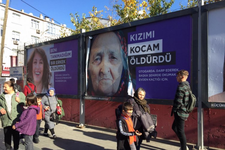 Küçükçekmece sokaklarına asılan afişlere tepki