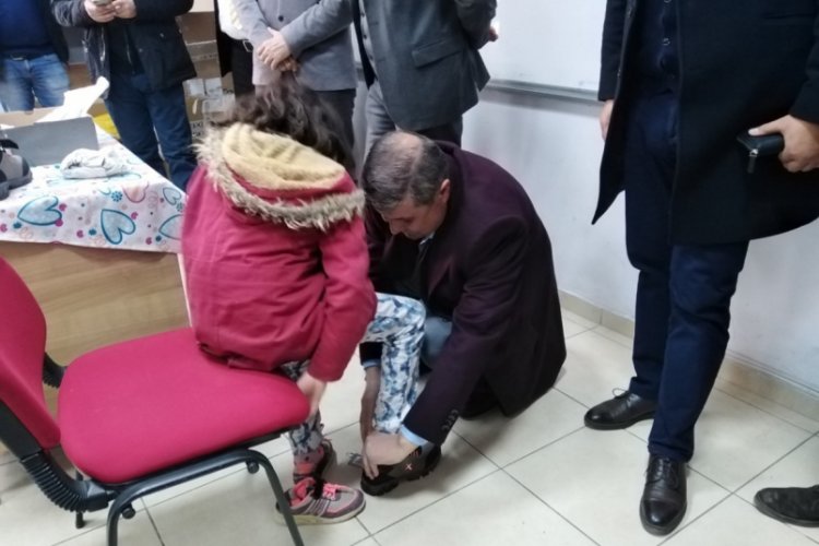Hayırseverlerden öğrencilere ayakkabı ve mont yardımı
