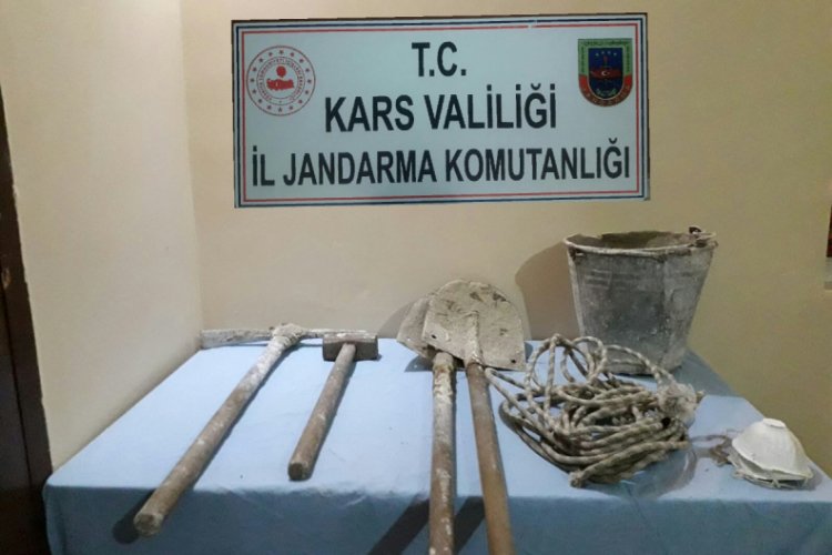 Kars'ta define bulmak için evi kazdılar