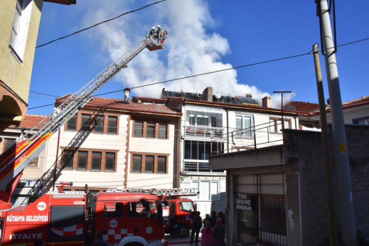 Kütahya'da çatı yangınını itfaiye söndürdü
