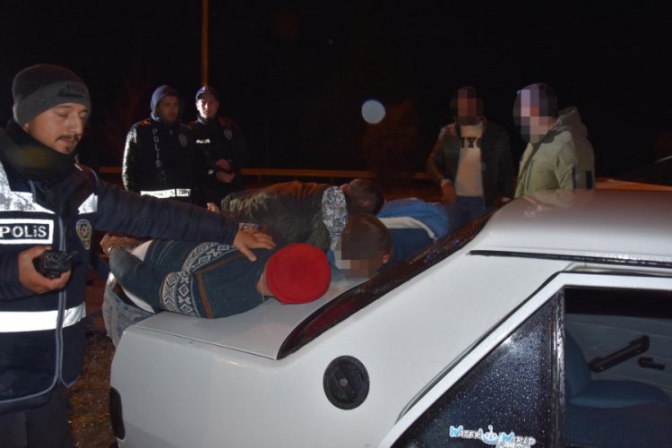 Otomobilinde silah ve esrar bulunan sürücü tutuklandı