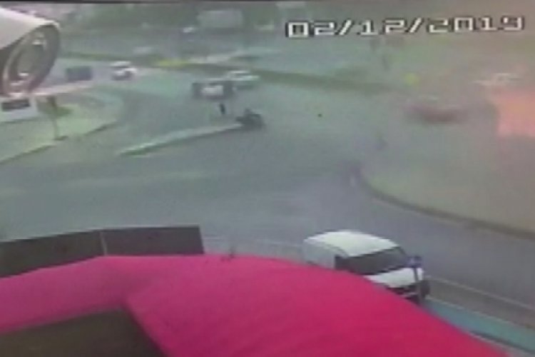 Direksiyon hakimiyetini kaybeden üniversite öğrencisi otobüs durağına daldı