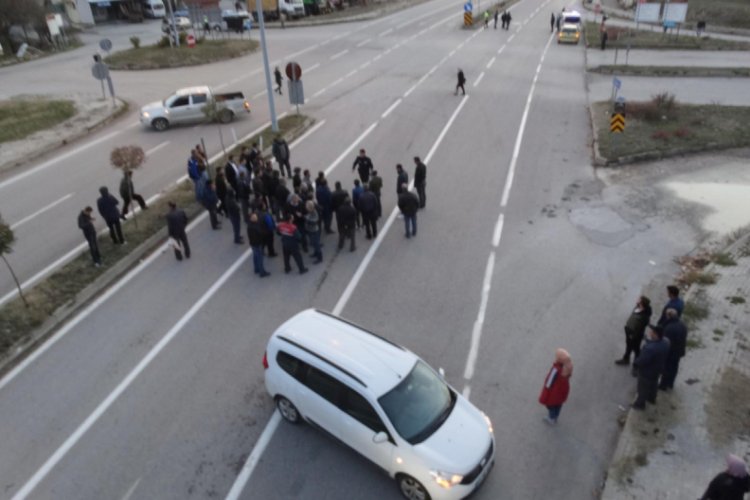 Yaralanmalı kazanın ardından mahalleli yolu trafiğe kapattı