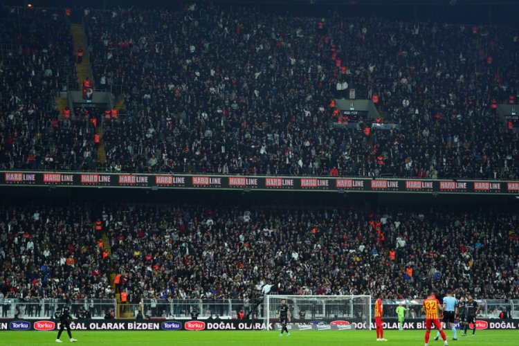 Beşiktaş'ta soğuğa rağmen tribünler doldu