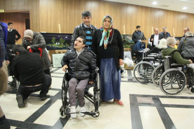 Tekerlekli sandalyesi olmayan oğlunu sırtında taşıyarak getirdi