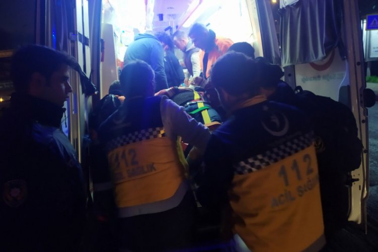 Kaza yapan motosikletlinin yardımına koştu, kamyon çarptı
