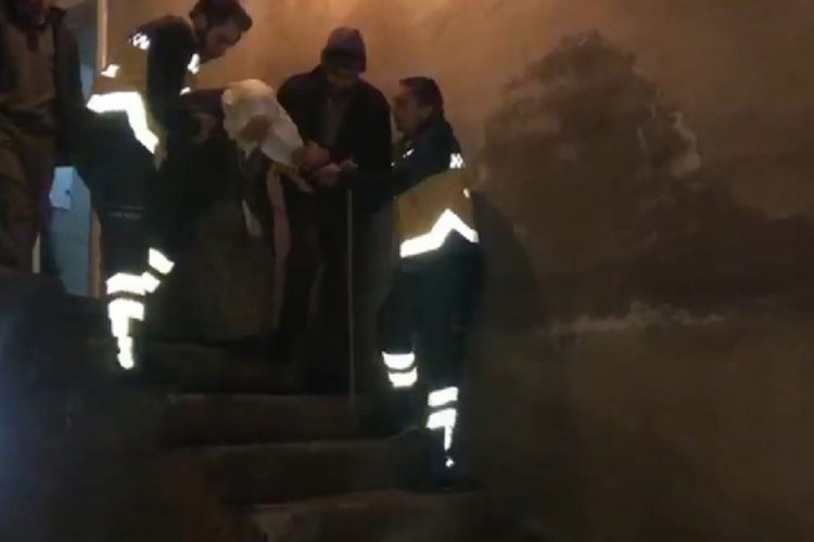 Kar nedeniyle mahsur kalan yaşlı kadın, paletli ambulansla hastaneye ulaştırıldı
