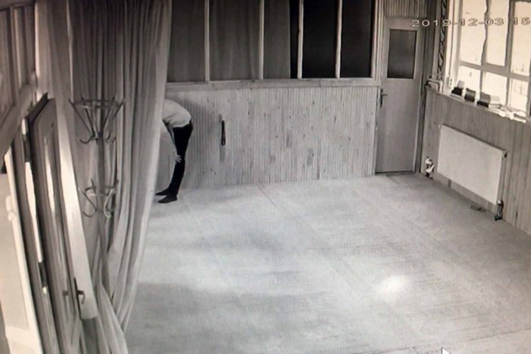 Önce namaz kıldı, sonra imamın cep telefonunu çaldı