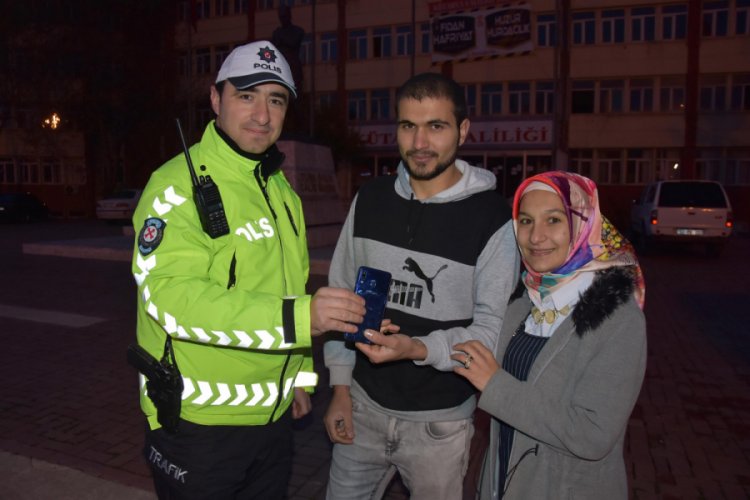 Trafik polisi, yolda bulduğu ekranı kırık telefonu tamir ettirip sahibine ulaştırdı