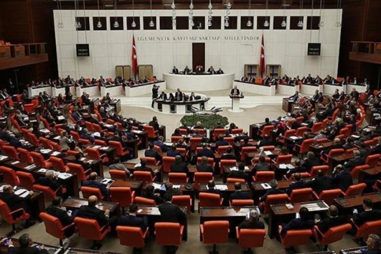 Meclis'teki kadın personele 'hat göstermeyen kıyafet' uyarısı
