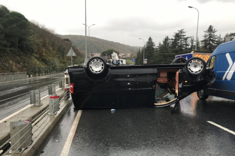 Lüks minibüs takla attı, aracın sahibi şoföre kızdı