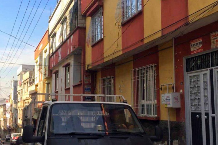 Sokak ortasında eşinden şiddet gören kadın evine döndü