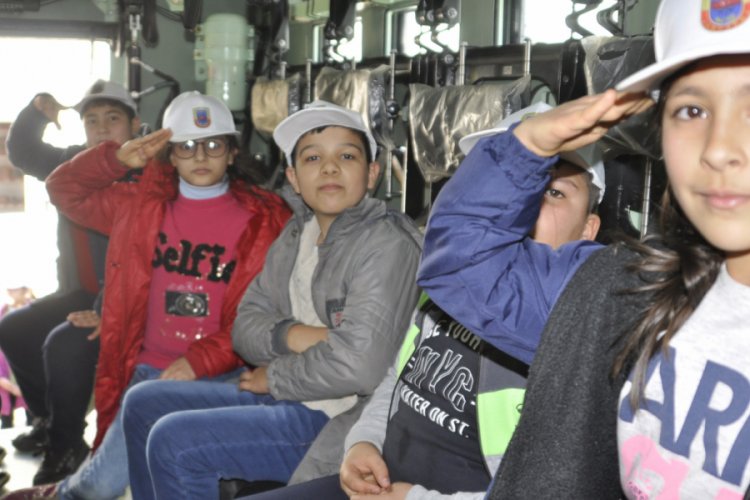 Nizip jandarmasından öğrenciler ve engellilere Gaziantep gezisi