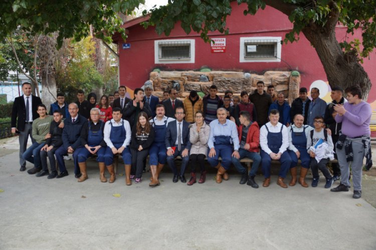 Müdürler çizme giyip özel öğrencilerle birlikte marul topladı