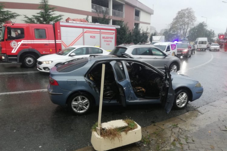 Rize'de seyir halindeki araç alev alev yandı