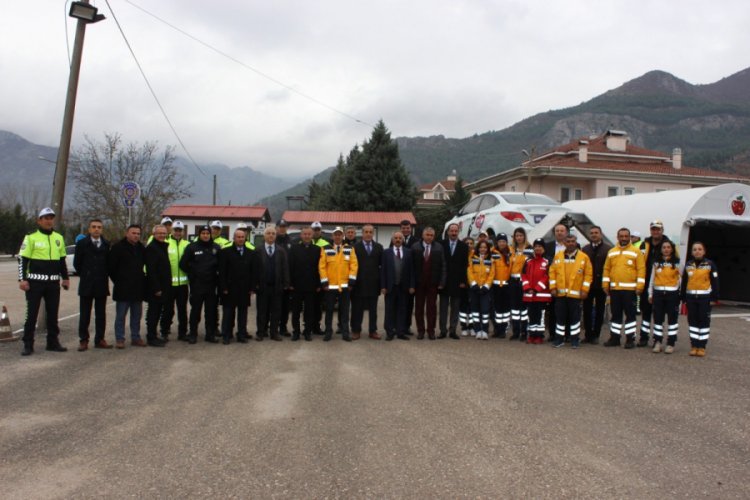 Polisler durdurdu, sağlıkçılar bilgilendirdi