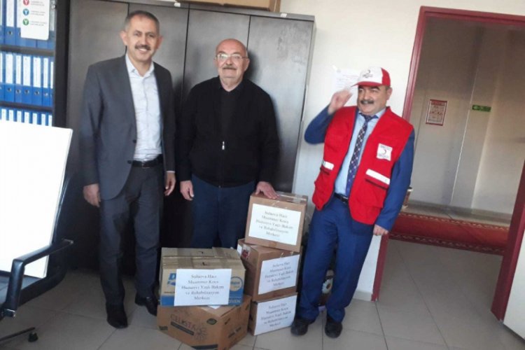 Huzurevinde sakinleri ördükleri kıyafetleri mülteci çocuklara gönderdi