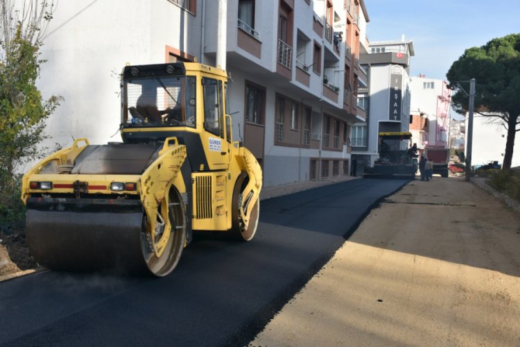 Bursa Gemlik'te sıcak asfalt çalışmaları devam ediyor
