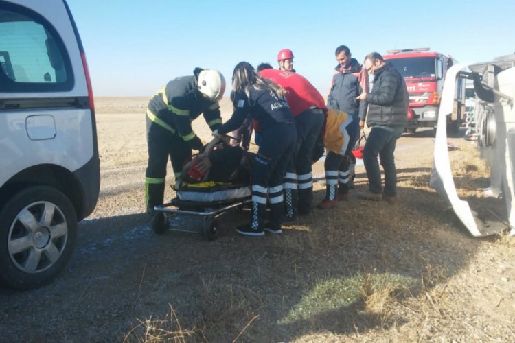 Devrilen tankerin kabininde sıkıştı