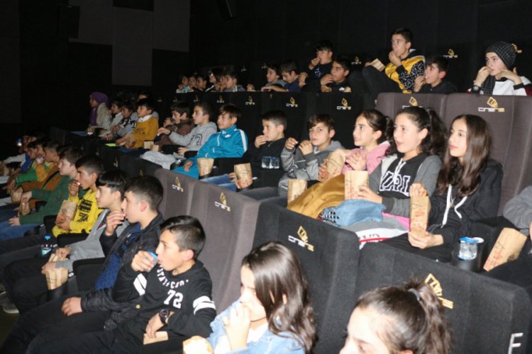İlk defa sinemaya giden öğrenciler 'Naim Süleymanoğlu'nu izledi