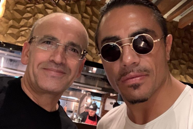 Eski Başbakan Yardımcısı Şimşek, Nusret'le selfie çekti
