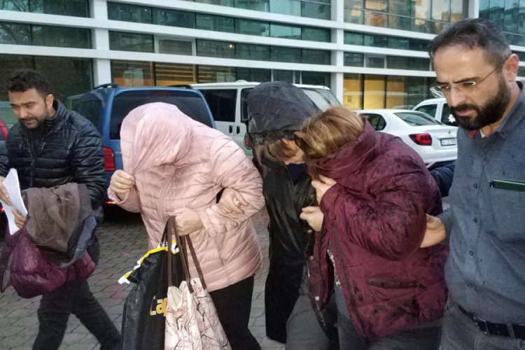Hırsızlıktan tutuklanan 3 kadın ağlayarak cezaevine gitti