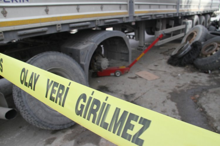 Tamir ettiği kamyon lastiği patlayınca yaralandı