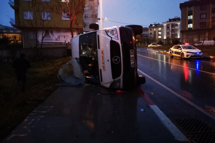 Sultanbeyli'de öğrenci servisiyle otomobil çarpıştı: 4 yaralı