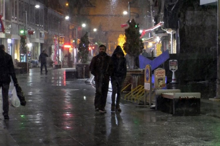 Yozgat'a mevsimin ilk karı yağdı