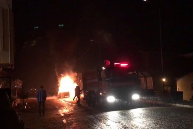 Motorundan sesler gelmeye başlayınca park ettiği araç alev alev yandı