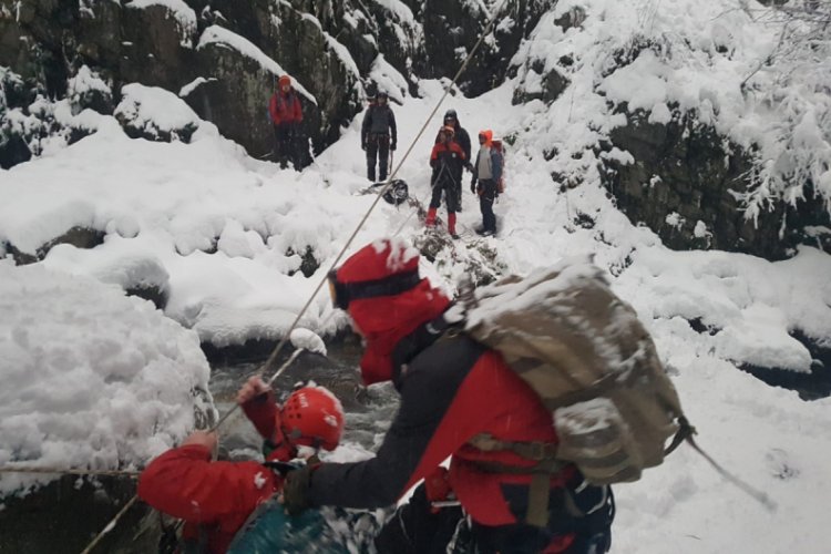 Bursa'da Uludağ'da geceyi arazide geçirmek zorunda kalan AKUT üyeleri yaşanılanları anlattı