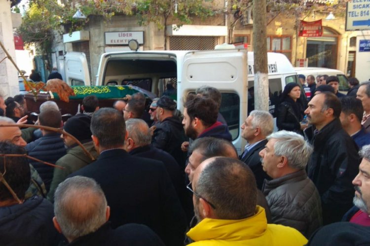 Evlerindeki yangında can veren anne- oğul, yan yana defnedildi