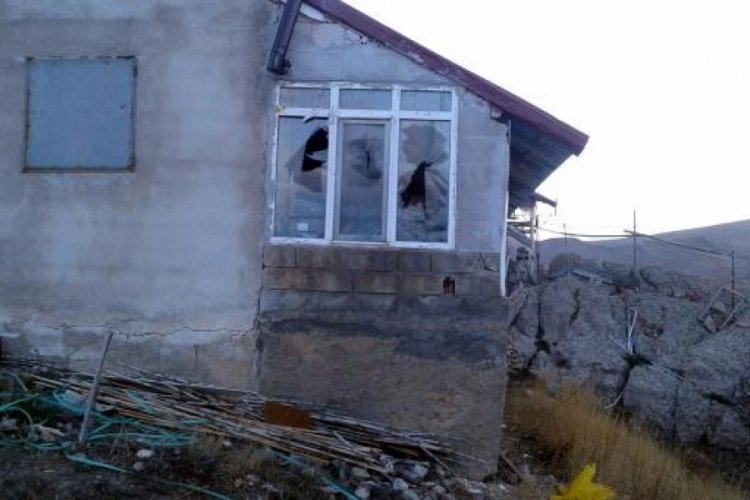 Yayladaki iki evi talan ettiler