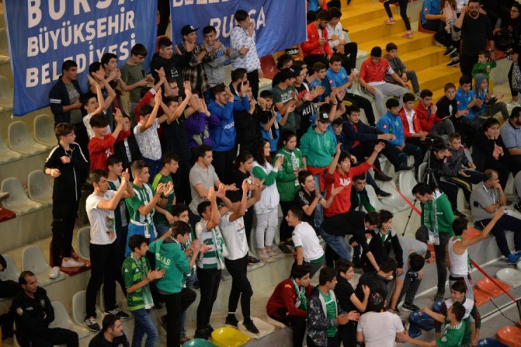 Efeler taraftarına forma kazandırıyor