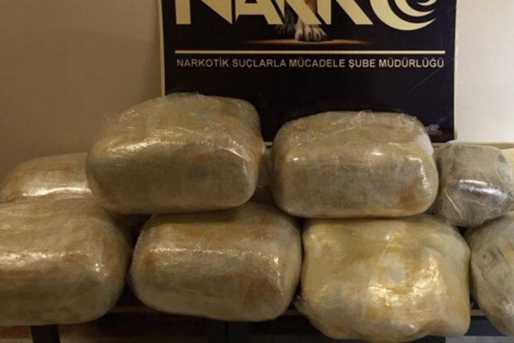 Polis memurunun aracından 121 kilo esrar çıktı