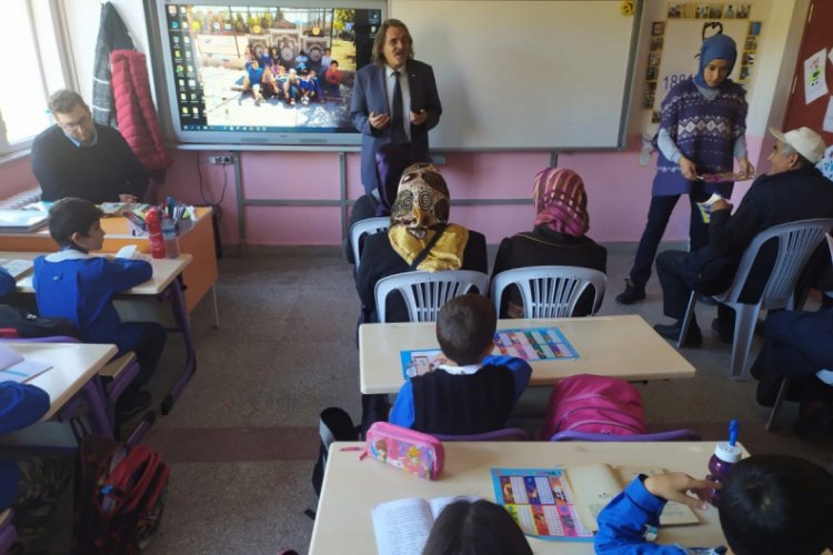 Veliler, çocuklarıyla aynı sırada kitap okuyor