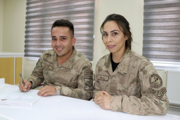 Askeri kamuflajlarıyla evlendiler