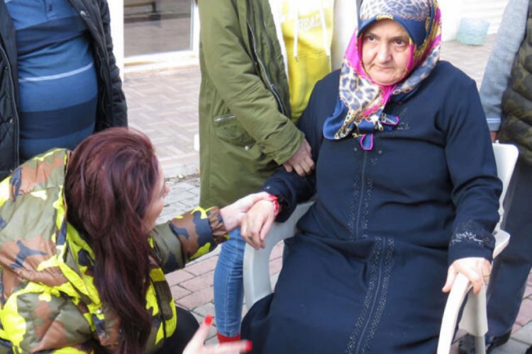 Yaralının elini bırakmadı