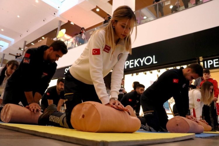 Manisa'da 112 ekiplerinin gösterisi beğeniyle izlendi