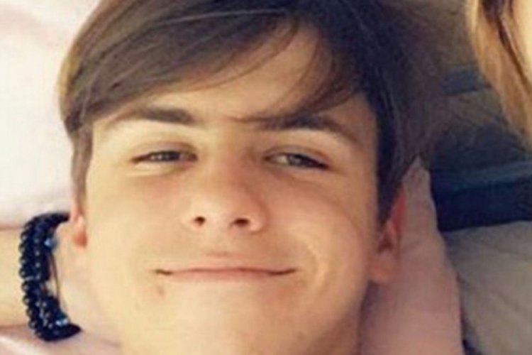 'Kafasını aniden yana çeviren genç beyin felci geçirdi'