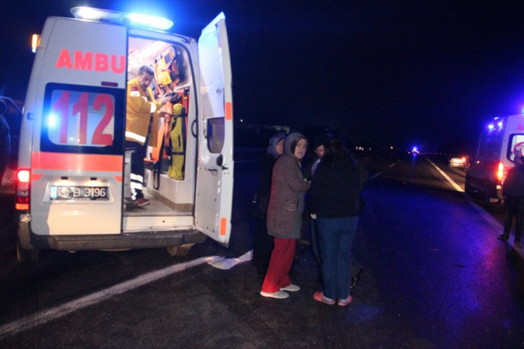 Kargo kamyonu ile otobüs çarpıştı; 2 ölü 26 yaralı